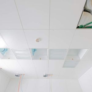 Das Metallklemmkassettensystem bleibt bis zum endgültigen Abschluss der Inbetriebnahmearbeiten teilgeöffnet und wird nach Abschluss der Arbeiten mit Reinraumsilikon versiegelt.
