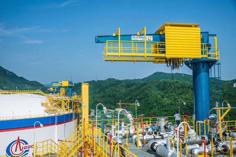 LNG-Hebezeuge sind oft jahrelang Wind und Wetter ausgeliefert, bevor sie wieder zum Einsatz kommen. Die Umhausung bietet den Seilzügen Schutz. (Bild: Stahl Crane Systems)