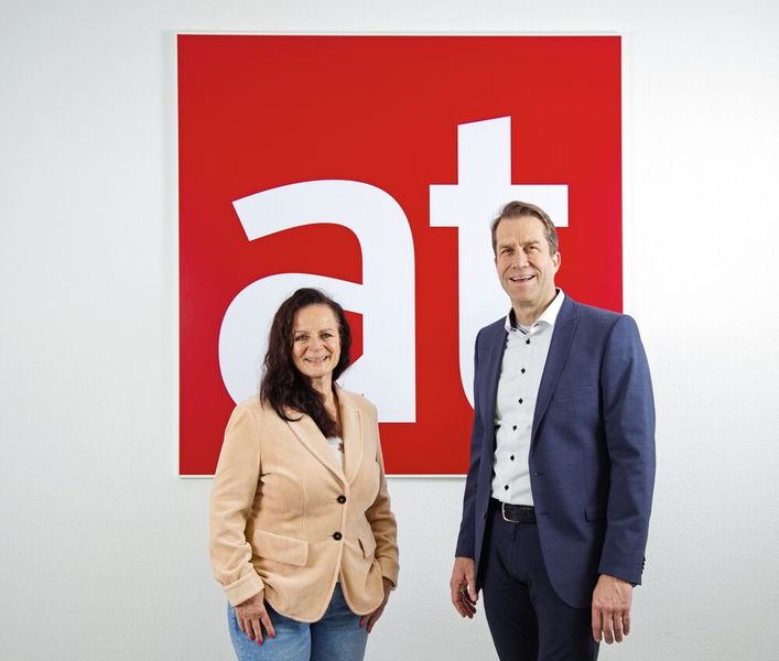 Michael Staudinger, Geschäftsführer von Endress+Hauser Schweiz im Interview mit Anne Richter, at - aktuelle technik Chefredaktorin. Im Interview erklärt er, wie Endress+Hauser die Herausforderungen der Digitalisierung und Nachhaltigkeit begegnet und wie das Unternehmen dabei seine Kunden unterstützt. (Bild: Matthias Böhm, VCG)