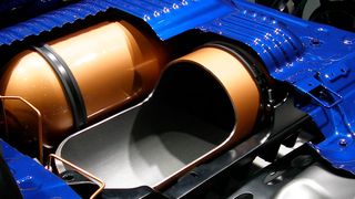 Seat warb auf der IAA mit diesem Schnittmodell der Gastanks in einem Auto für den Gasantrieb. (Grimm / »kfz-betrieb«)