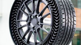 Der luftlose Michelin Uptis wird bereits als Prototyp auf dem E-Auto Chevrolet Bolt getestet. (Michelin)