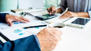 Bei einer finanziellen Schieflage sollte die Geschäftsleitung sofort prüfen, ob eine Überschuldung vorliegen könnte. Ein Unternehmen sollte auf jeden Fall für die nächsten zwölf Monate durchfinanziert sein. (Bild: Snowing - Freepik)