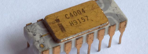 (Bau-)Stein des Anstoßes: Intel entwickelte den ersten Mikroprozessor 4004 zunächst als Auftragsarbeit für eine Rechenmaschine der japanischen Firma Busicom.(Bild:  Intel)