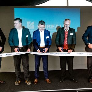 Unternehmensvertreter von Borealis und Ecoplast weihen eine neue, hochmoderne Kunststoffrecycling-Anlage in Österreich ein.