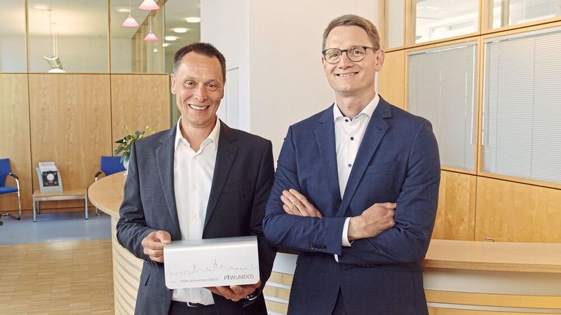 ... ab Februar bildet Bernd Allgaier (l.) gemeinsam mit Dr. Tobias Schüle (r.) die neue PTW-Doppelspitze. Allgaier war bisher Leiter des Produktmanagements. Innerhalb der Geschäftsführung wird Allgaier u. a. für die Bereiche Forschung und Entwicklung, Produktmanagement, Produktion und Logistik verantwortlich sein. Schüle ist v. a. für die Unternehmensbereiche Vertrieb, Marketing, Finanzen & Controlling, Personal sowie die Betreuung der elf internationalen Tochtergesellschaften zuständig. (Bild: PTW Freiburg GmbH)
