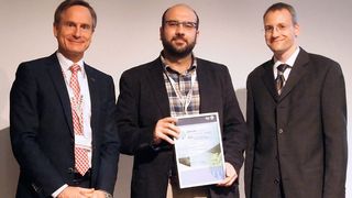 Verleihung des Mechatronic Awards 2015: Mit seiner Doktorarbeit „Neuartige Kleinstmotoren für einen weiten Drehzahl- und Drehmomentbereich“ gelang es Dr. Arda Tüysüz (Mitte), die Jury zu überzeugen. Außerdem im Bild: Prof. Dr.-Ing. Jörg Franke vom Lehrstuhl für Fertigungsautomatisierung und Produktionssystematik der Friedrich-Alexander-Universität Erlangen-Nürnberg (links) und Dipl.-Ing. (FH) Thomas Peterreins, Leiter Innovations und Technologie-Management der Bühler Motor GmbH. (Bild: Bühler Motor)