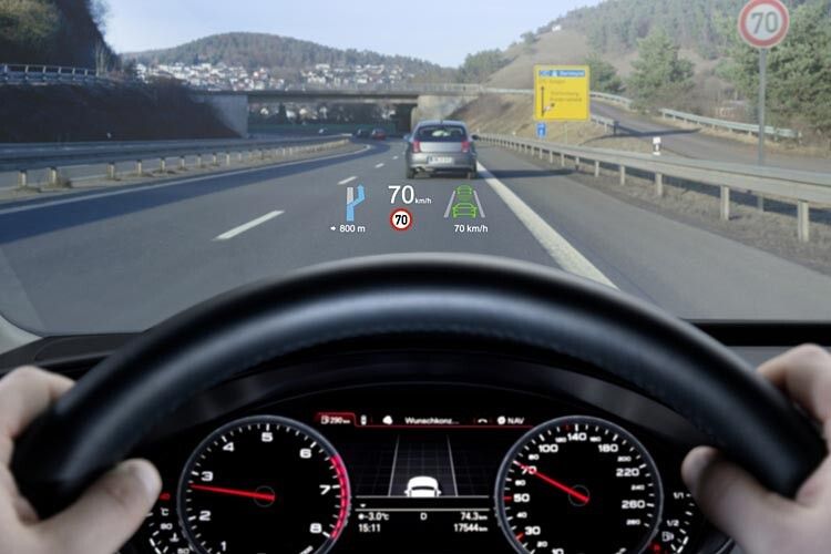 Der aktuelle Entwicklungsstand: Ein Head-up-Display unterstützt das Kombiinstrument: Dder Fahrer muss seinen Blick nicht mehr von der Straße wenden, um die wichtigsten Fahr-Informationen aufzunehmen. (Continentel)