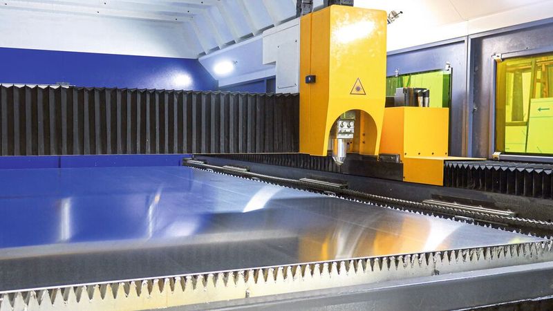 Als Laserquelle ist eine YLR-3000 des deutschen Produzenten IPG Photonics mit 3 kW Schneidleistung integriert. Zudem ist die Anlage der Baureihe MSE Smart FL mit einem 2D-Laserschneidkopf von Thermacut ausgestattet. (Bild: Microstep)