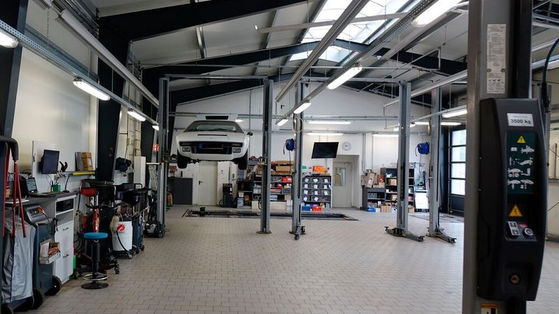 Doch auch Preziosen wie dieser Ferrari finden ihren Weg zu Formen Cars – Gründer Christian Rau ist gut vernetzt mit Unternehmern, Anwälten und anderen zahlungskräftigen Kunden. (Bild: Rosenow – VCG)