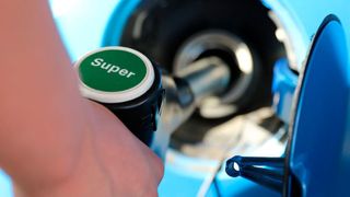 Der Superkraftstoff E5 verliert seinen Bestandsschutz. Frei werdende Zapfsäulen dürfen Tankstellenbetreiber künftig für das Angebot von HVO 100 nutzen, also hundertprozentigen Biodiesel. Der Bundesrat stimmte der Änderung der Verordnung für die Beschaffenheit von Kraftstoffen zu. (Bild: frei lizenziert)