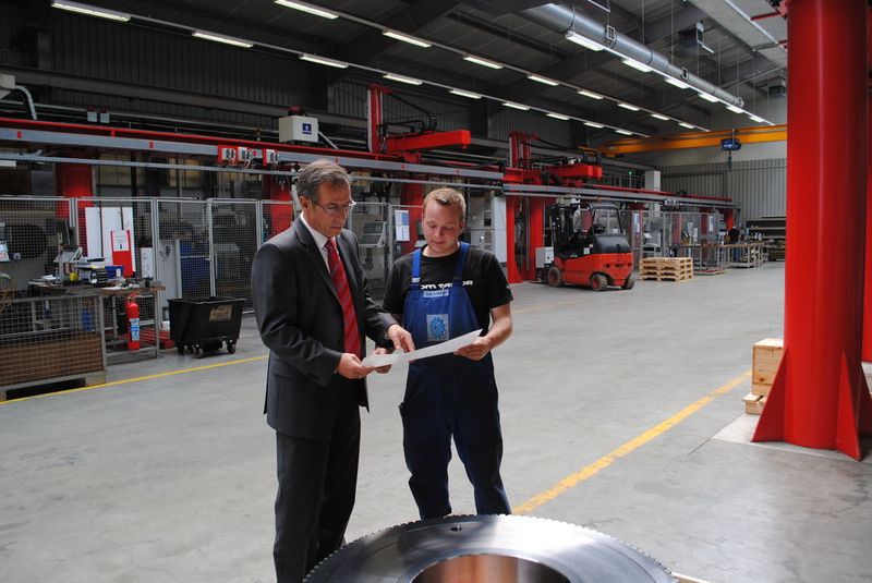 Stelter-Geschäftsführer Hubert Schauder mit seinem Mitarbeiter Sven Kanowski in der Großzahnradfertigung.  (Bild: Stelter)