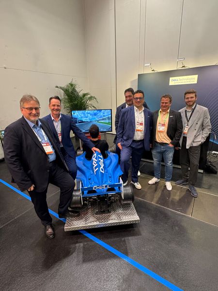 Markus Hollerbaum (ALSO, 2. v. l) mit dem DELL-Team (Bild: Vogel IT-Medien GmbH)