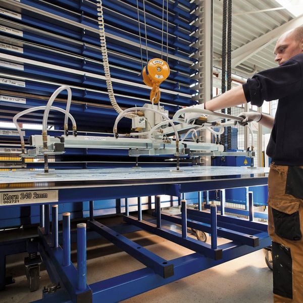 Die Tafeln werden mithilfe eines Vakuum-Sauggreifers von den Paletten gehoben und an die angegliederte Laserschneid- und Stanzanlage übergeben. (Bild: Stopa)