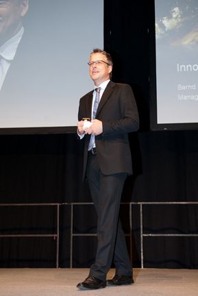 Dr. Bernd Heinrichs, Managing Director der Partner Sales Group, stimmt die Partner auf den Tag ein. (Archiv: Vogel Business Media)