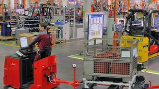 Linde Material Handling zeigt auf der Logimat 2011 unter anderem den Linde-Logistikzug, mit dem der Materialfluss in Fertigung und Montage schneller, transparenter und effizienter organisiert werden kann. Bild: Linde MH (Archiv: Vogel Business Media)