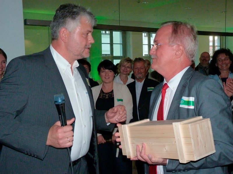 Robert Braun (rechts) gratuliert seinem Dresdner Geschäftspartner Michael Schwarz (links) zum 25-jährigen Betriebsjubiläum. (Bild: Medienkontor/ Edwin Seifert)