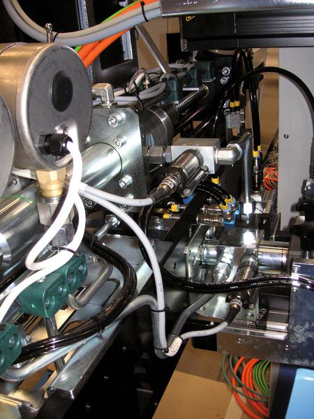 Die Druckmessung in der Dosiervorrichtung der beiden Dichtstoffkomponenten erfolgt jeweils über Druckmessumformer vom Typ TPFADA von Gefran. (Bild: Bystronic glass)