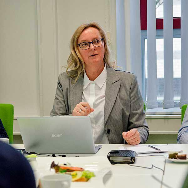 Prof. Dr. Karin Mittmann diskutiert mit Partnern des InMediValue-Projekts (FH Münster/Pressestelle)