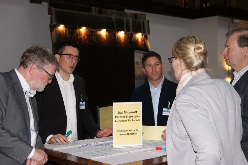 Corbinian Kothe und Torsten Dieterich (v.l.) freuten sich über ihr Worldcafé, um über Leistungen für Partner im »Microsoft Partner Network« zu informieren. (Akademie)