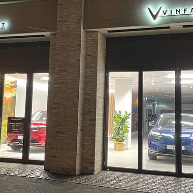 Keine Kunden, weder drinnen noch draußen: Der einstige Vinfast-Store in Köln war gut gelegen, doch Interessenten kamen kaum. Anderen Marken ohne funktionierendes Marketing ging es mit ihren Stores ähnlich. (Bild: Grimm – VCG)