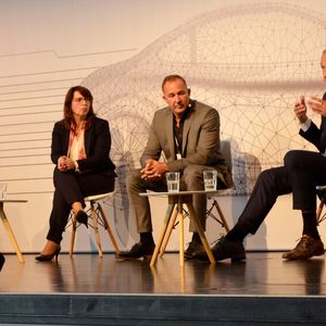 Besprachen die Digitalisierung im Aftersalesbereich (von links): Hyundai-Deutschland-Aftersaleschef Karl Hell, die Leiterin des Business Developments im Volkswagen-Aftersalesbereich, Imelda Labbé, Athos Gianelli von MHP und LKQ-Europa-CEO Arnd Franz.(Bild:  Rehberg / VCG)