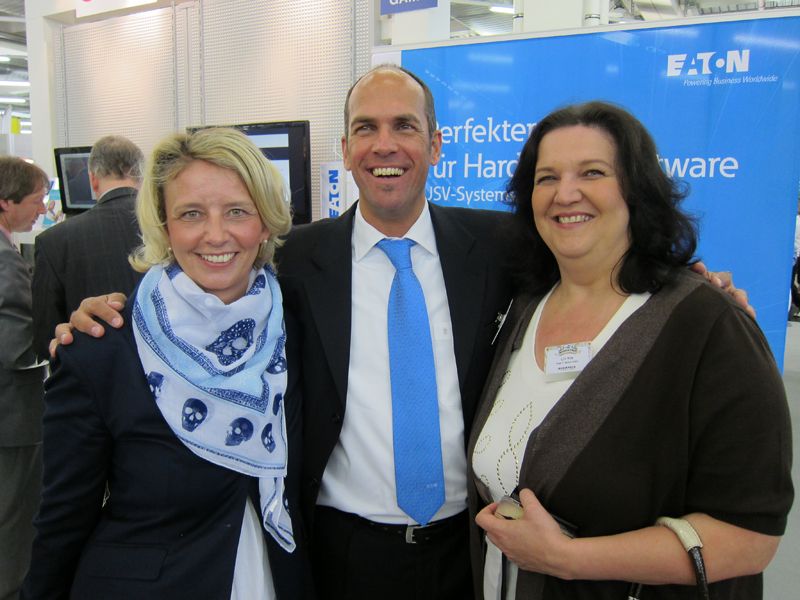 Kosmas Steinke, Eaton Power, hatte die Ladies von der IT-BUSINESS gut im Griff: Stephanie Steen und Lilli Kos (r.)  (IT-BUSINESS)