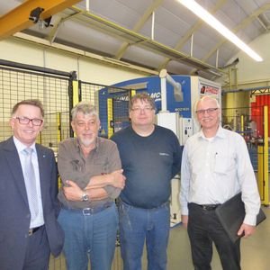 Erik ten Dolle, Bernard Bozian (beide Dimeco), Jürgen Hakvoort und Ralf Theodor Schmitz (beide Trox) (v.l.n.r.) sind sich über die Vorteile der Linapunch einig.