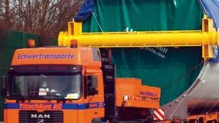 Mehr Schwergut aufs Wasser: Der Transport großer Güter erfordert entsprechende Kapazitäten und Sicherheitsmaßnahmen, die auf der Straße oft nicht zufriedenstellend gewährleistet werden können. Bild: BSK (Archiv: Vogel Business Media)