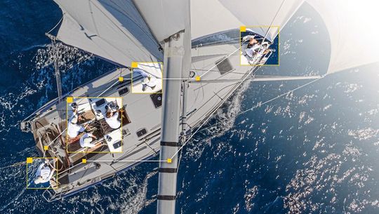 Ein eingespieltes Team kompetenter Akteure handelt oft effizienter als eine streng hierarchische Organisation. Wenn jeder seine Aufgabe kennt, dann muss die zentrale Steuerung nicht alles selbst entscheiden. (Bild:  Turck)