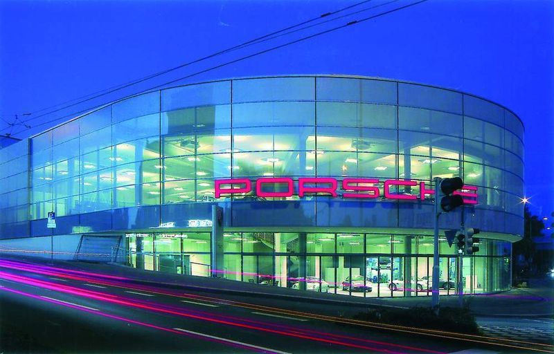 Das Porsche-Zentrum in Solingen bei Nacht.  (Foto: Gottfried Schultz)