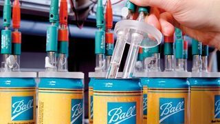 Die Chemie zwischen Dose und Getränk muss stimmen: Test im Technical Center Bonn des Getränkedosenherstellers Ball Packaging Europe. Bild: Ball Packaging Europe (Archiv: Vogel Business Media)
