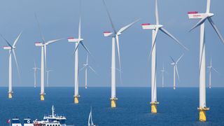 Die Fähre Anholt pendelt zwischen der dänischen Stadt Greena im Kattegat zur Insel Anholt und fährt am gleichnamigen größten Offshore-Windkraftwerk Dänemarks vorbei. (Bild: Siemens AG)