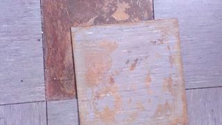 Kreislaufwirtschaft! Alte PVC-Böden enthalten Weichmacher, die nicht mehr von der EU zugelassen sind. Deshalb ist deren Recycling nicht ganz einfach. Forschern ist es nun aber im Rahmen des Projekts Circular Flooring gelungen, die Weichmacher zu entfernen und umzuwandeln ... (Bild: PVC-Chef)