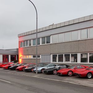 Werkstatt und Verwaltung des Autohauses sind in diesem Gebäude untergebracht.(Bild:  Diehl – VCG)