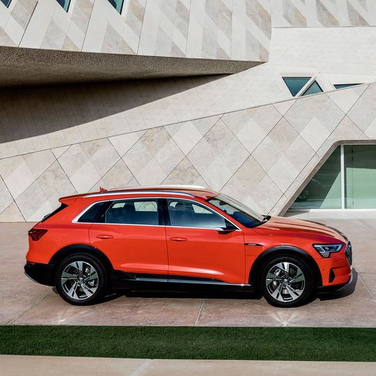 Der Audi E-Tron steht auf einer modifizierten Q5-Plattform - und sieht auch so aus.(Bild:  Audi)
