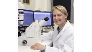 Prof. Dr. Klemens Rottner an einem Forschungsmikroskop in seinem Labor. (Bild: Helmut Rüb/Uni Bonn)