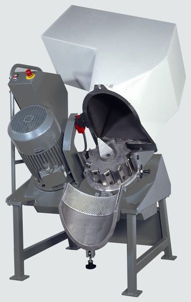 Die große Mahlkammeröffnung und der schräg gestellte Rotor der GRS 300 von Getecha erlauben das Zerkleinern sperriger Angüsse aus dem Spritzguss. (Bild: Getecha)