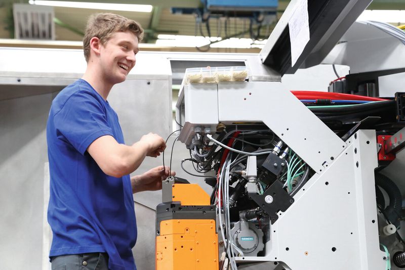 Beim Rundgang präsentierten sich die Mitarbeiter von ihrer besten Seite. Sie machen ihre Arbeit mit Engagement und Freude. (Bild: Matthias Böhm)