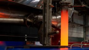 Blick darauf, wie es in einem Labor für Stahluntersuchungen bei Thyssenkrupp Steel zugeht. Damit das auch mit grünem Stahl klappt, wird viel Geld für ein dafür ausgelegtes Laboratorium ausgegeben. Und dann winkt noch die Messe Coiltech in Augsburg ... (Bild: Thyssenkrupp Steel Europe)