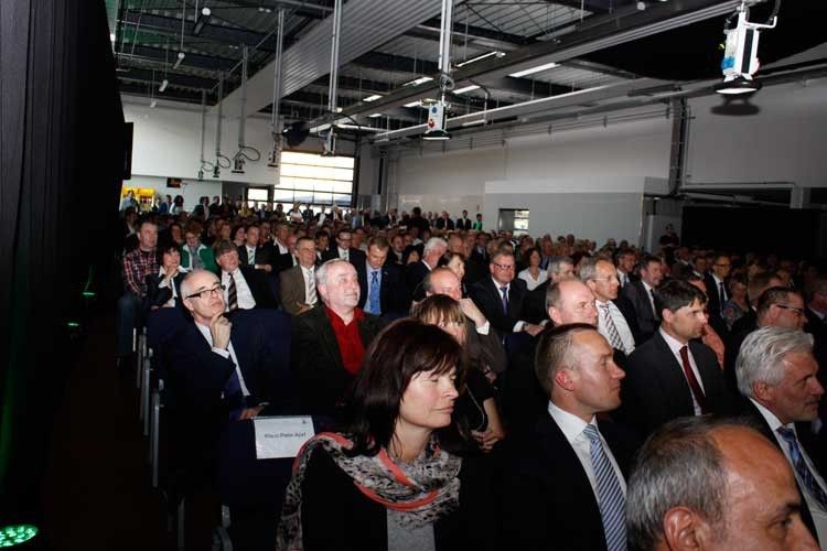 Über 500 Gäste verfolgten die Reden zur Eröffnung des Skoda-Betriebs in Nordhausen. (Foto: Autohaus Peter)