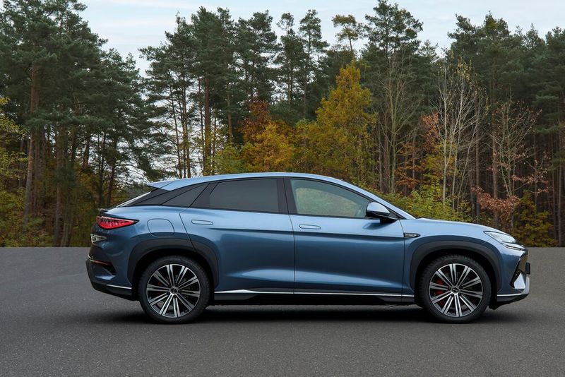 Der 4,83 Meter lange Sealion 7 bietet einen 2,93 Meter langen Radstand. (Bild: BYD)