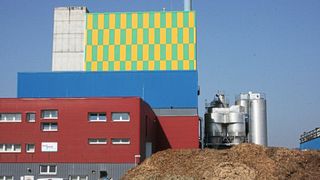 Holzhackschnitzel vor einem Kraftwerk  (Bild: Harald Thorwarth/ Hochschule für Forstwirtschaft Rottenburg)