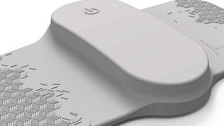 Das hautverträgliche Elektronikgehäuse mit Soft-Touch-Oberfläche des neuen App-gesteuerten Neuromodulators Nerivio von Theranica zur arzeimittelfreien und nicht-invasiven Linderung von Migräne wird aus einem nach Kundenwunsch eingefärbten, medizinkonformen Thermoplastischen Elastomer von Kraiburg TPE aus der Thermolast M-Reihe gefertigt. (Theranica)