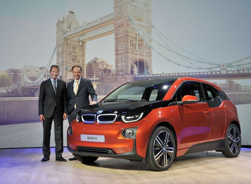Elektromobilität mit i3 in London enthüllt - v.l. Dr. Ian Robertson (Hon. DSc.), Mitglied des Vorstands der BMW Vertrieb und Marketing BMW; Dr. Herbert Diess, Mitglied des Vorstands der BMW Entwicklung. (Richard Newton/BMW Group)