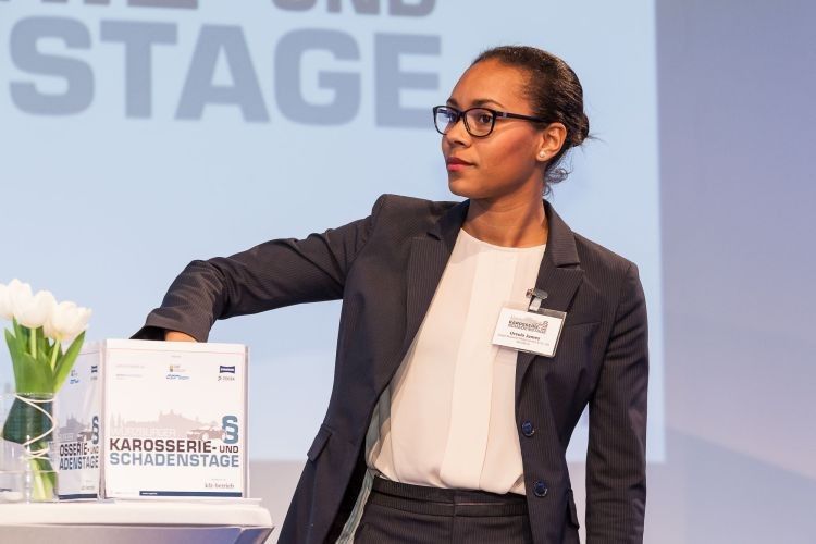 Die Glücksfee Ursula James, Vogel Business Media, zog die Gewinner der attraktiven Preise. Es gab von ... (Foto: Bausewein)