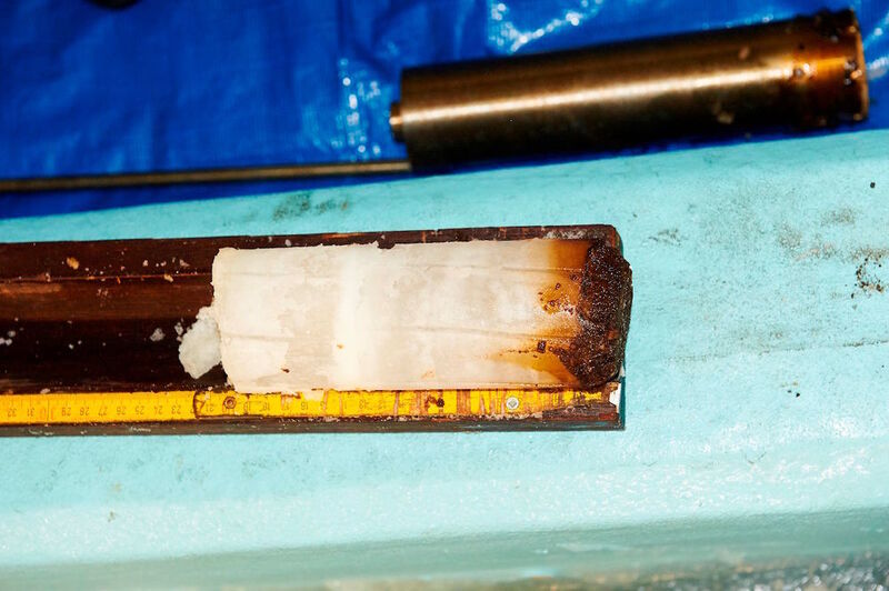 A core sample with most of the oil concentrated at the bottom of the sample. The oil has migrated several centimeters up into the core. (Giuliani von Giese )