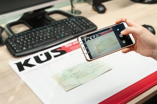 Schnell und fehlerfrei: Die Software „Fahrzeugschein Digital“ der KÜS Data GmbH verspricht Werkstätten optimierte Prozesse beim Bestellen von Ersatzteilen und bei Hauptuntersuchungen. Schnell und fehlerfrei: Die Software „Fahrzeugschein Digital“ der KÜS Data GmbH verspricht Werkstätten optimierte Prozesse beim Bestellen von Ersatzteilen und bei Hauptuntersuchungen.