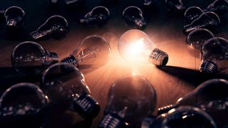 Die zündende Idee: Ist der persönliche Austausch nötig oder funktioniert es auch digital? (©fotomek - stock.adobe.com)