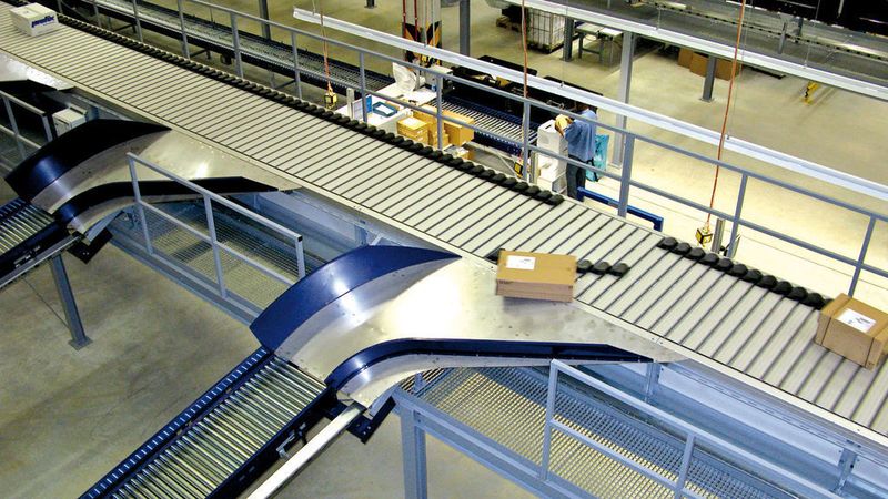 Die versandfertigen Pakete werden auf dem Sorter zusammengeführt und auf die der gewünschten Zielstelle entsprechende Rutsche geschoben.Bilder: Vanderlande (Archiv: Vogel Business Media)
