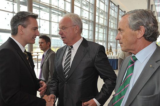 »kfz-betrieb«-Chefredakteur Wolfgang Michel begrüßte VDIK-Präsident Volker Lange und VDIK-Vizepräsident Jens Becker (v.li.). (Archiv: Vogel Business Media)